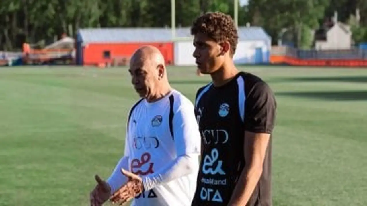 حسام حسن يقدم دروس خصوصية لحمزة عبد الكريم في منتخب مصر